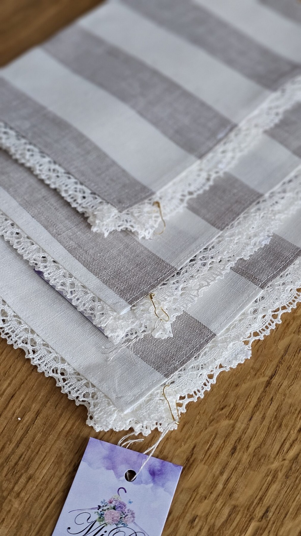 Galda paliktnis MiPe Design, lins, bēšā, baltā krāsā