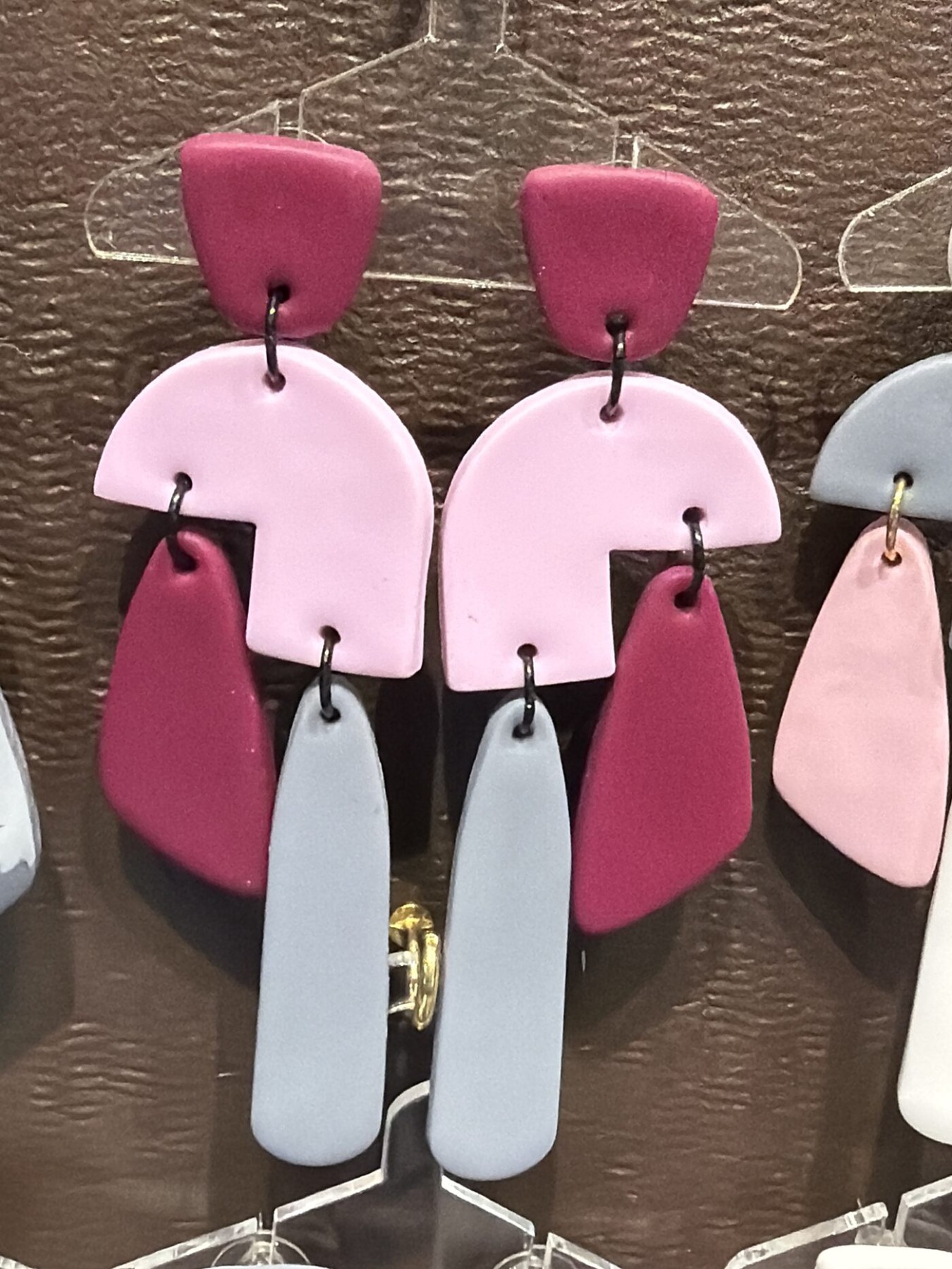 Auskari Izzi Gizzi Clay, rozā, violetā, pelēkā krāsā