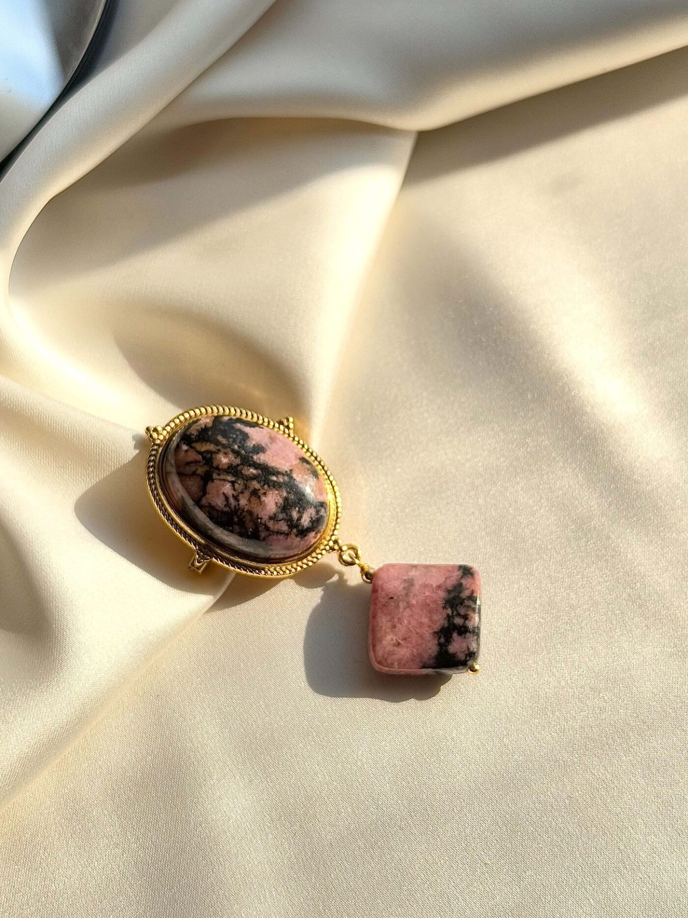 Piespraude Astra Stones, ar pusdārgakmeni, rozā, zelta krāsā
