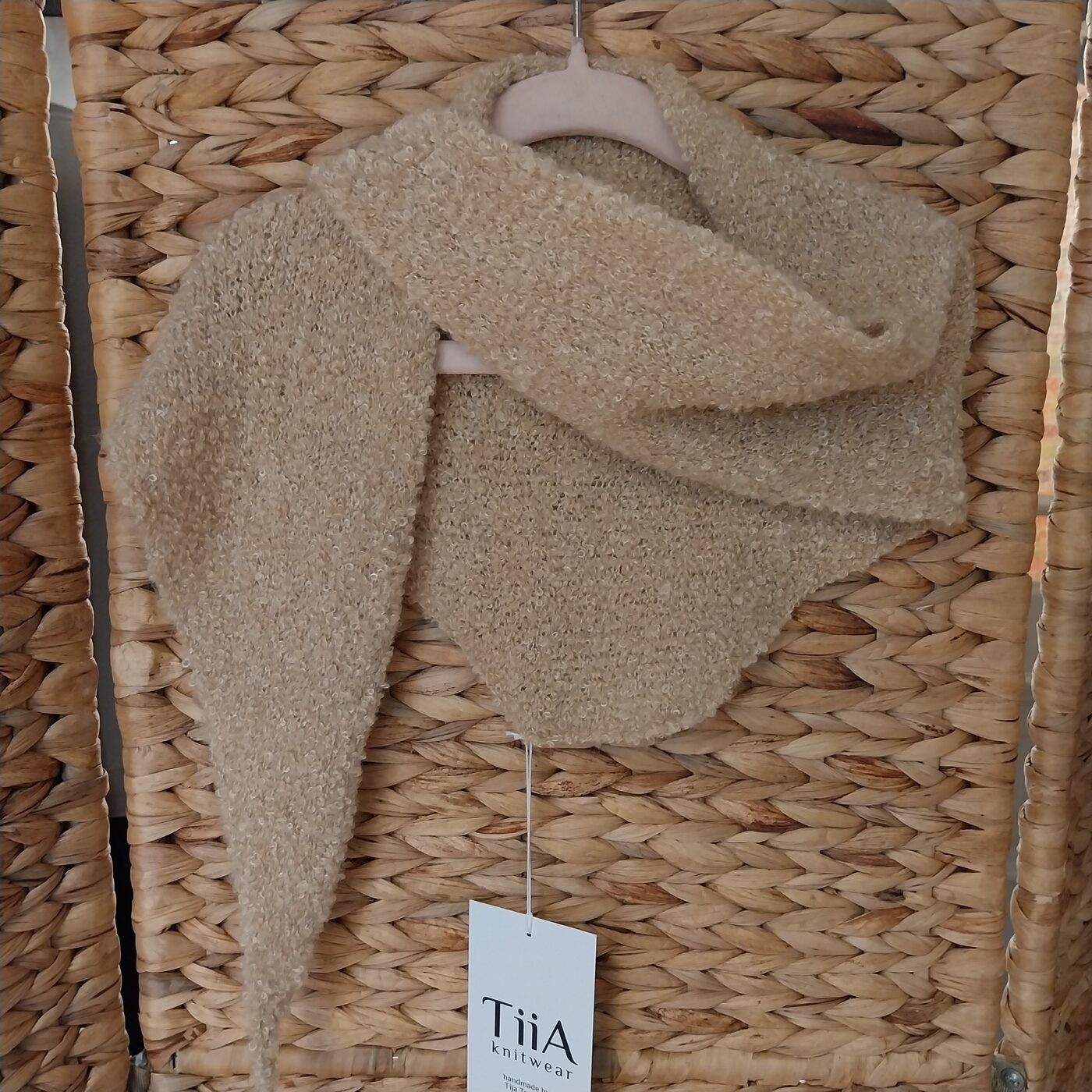 Lakats TiiA, bēšā krāsā