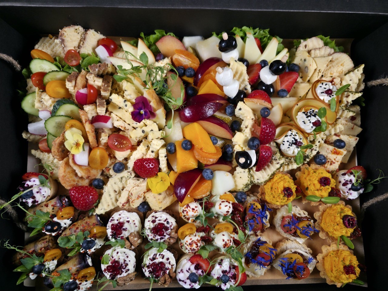 Uzkodas, veģetārā plate