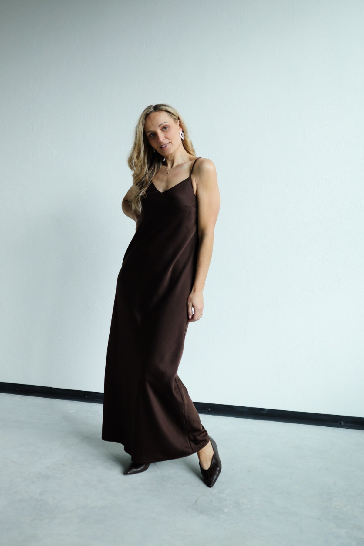 Kleita DEJAMOON, M, L, XL, maksi, satīns, brūnā, melnā krāsā