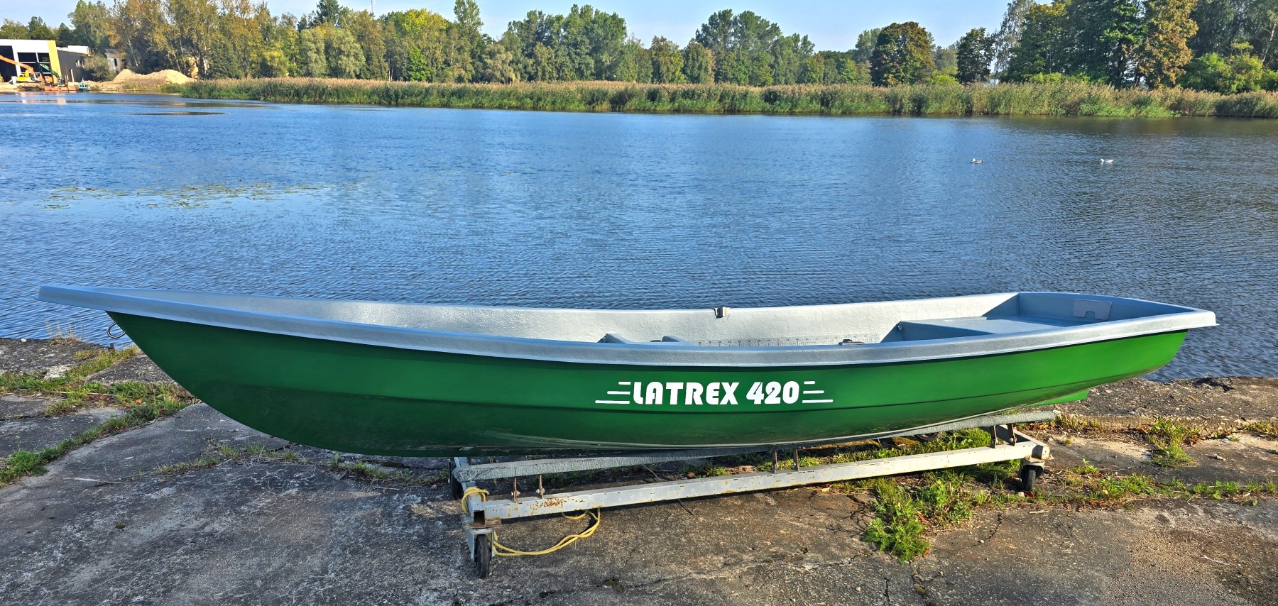 Airu laiva LATREX 420, 4,23 m, stikla šķiedra
