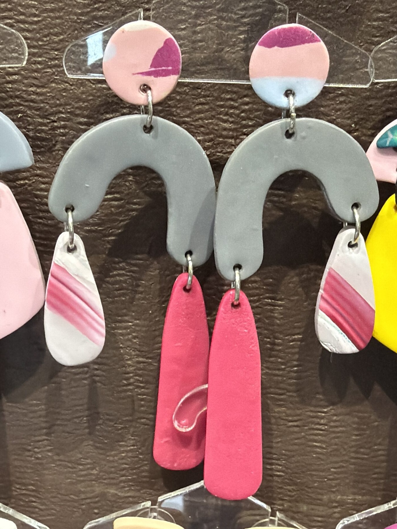 Auskari Izzi Gizzi Clay, pelēkā, rozā krāsā